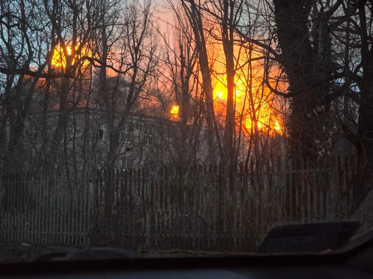 Pożar starego dworku przy ulicy Kuropatwińskiej w Zgierzu. Zapalił się dach budynku. Informację o tym zdarzeniu dostaliśmy na Gorącą Linię RMF FM. 