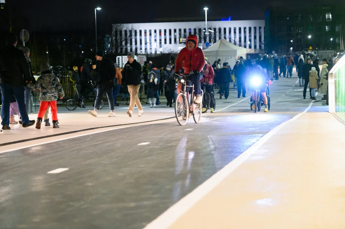 Mosty Berdychowskie - przeprawa dla pieszych i rowerzystów przez Wartę i Cybinę - otwarta została w piątek wieczorem w Poznaniu. Wartość inwestycji to ponad 156 mln złotych.