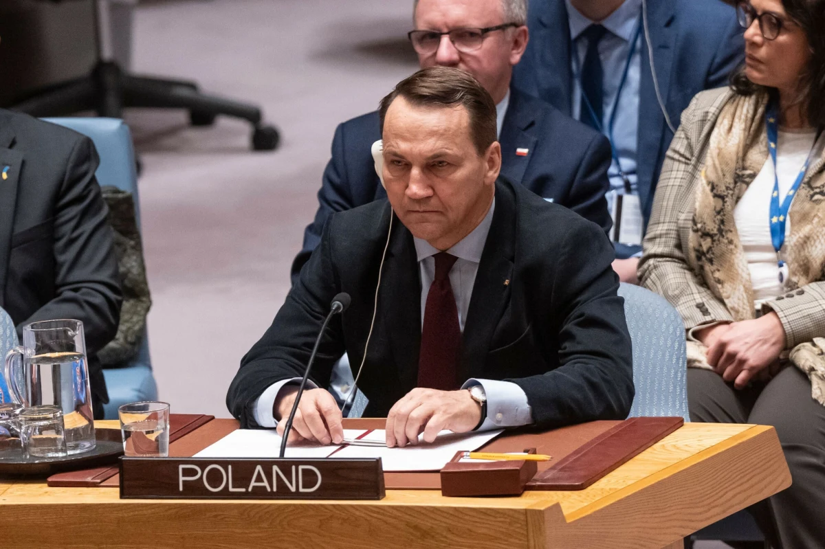 Szef polskiej dyplomacji Radosław Sikorski rozmawiał ze swoim ukraińskim odpowiednikiem Andrijem Sybihą. Rozmowę telefoniczną przeprowadzono po wizycie Wołodymyra Zełenskiego w Białym Domu. Polski minister wyraził poparcie dla sprawy ukraińskiej i zapewnił, że Polska będzie wspierać Kijów aż do osiągnięcia sprawiedliwego pokoju.
