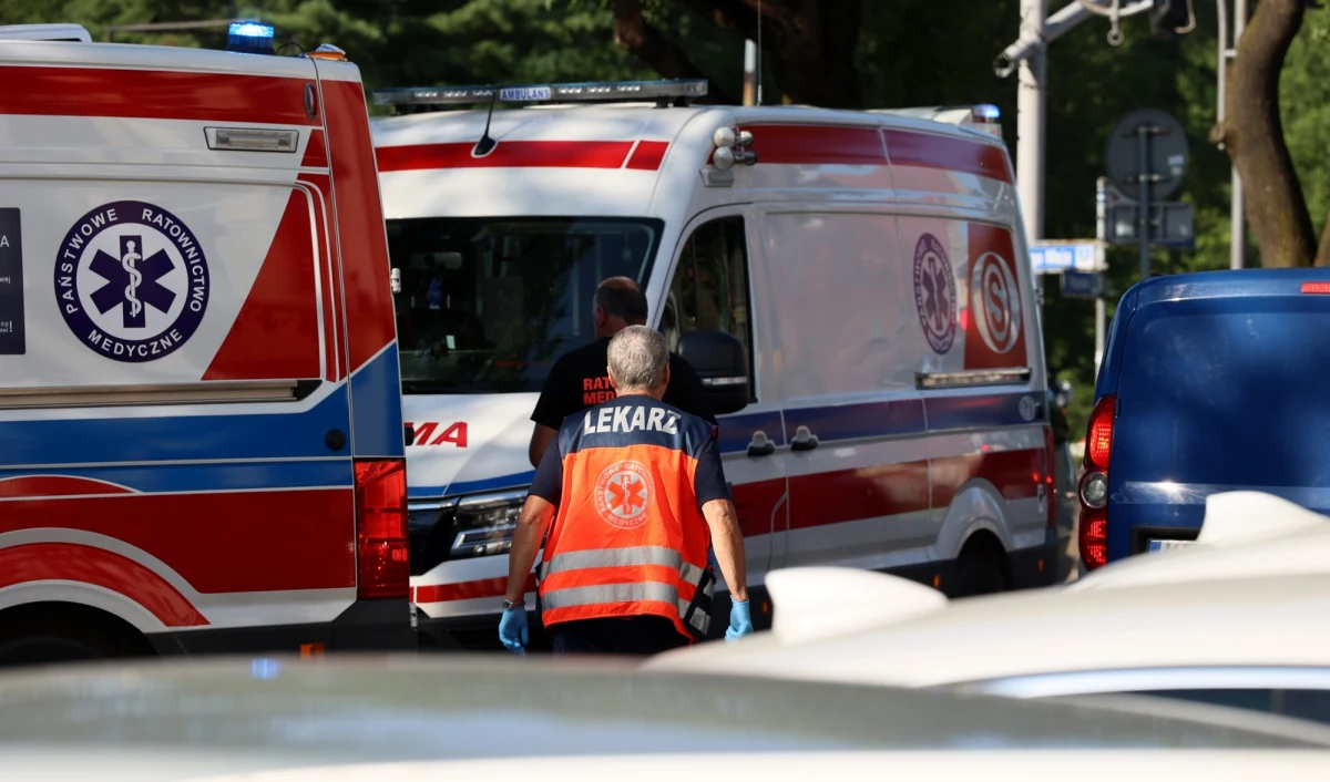 ​Nietrzeźwy 53-letni mężczyzna, który w piątek wieczorem znieważył ratowników medycznych i naruszył nietykalność cielesną jednego z nich, został zatrzymany. Do zdarzenia doszło w momencie, gdy ratownicy medyczni udzielali pomocy leżącemu na ulicy 19-latkowi.