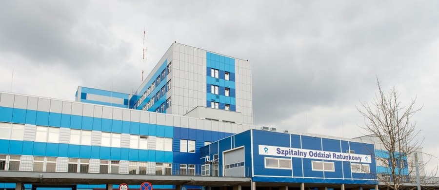 Dziewięciu pracowników Wojewódzkiego Szpitala Specjalistycznego w Legnicy (Dolnośląskie) zostało rannych w wyniku ataku 31-letniego mężczyzny. Trafił on na legnicki SOR, bo zachowywał się agresywnie. Kiedy uwolniono go z pasów celem wykonania mu badań, mężczyzna zaczął atakować personel.