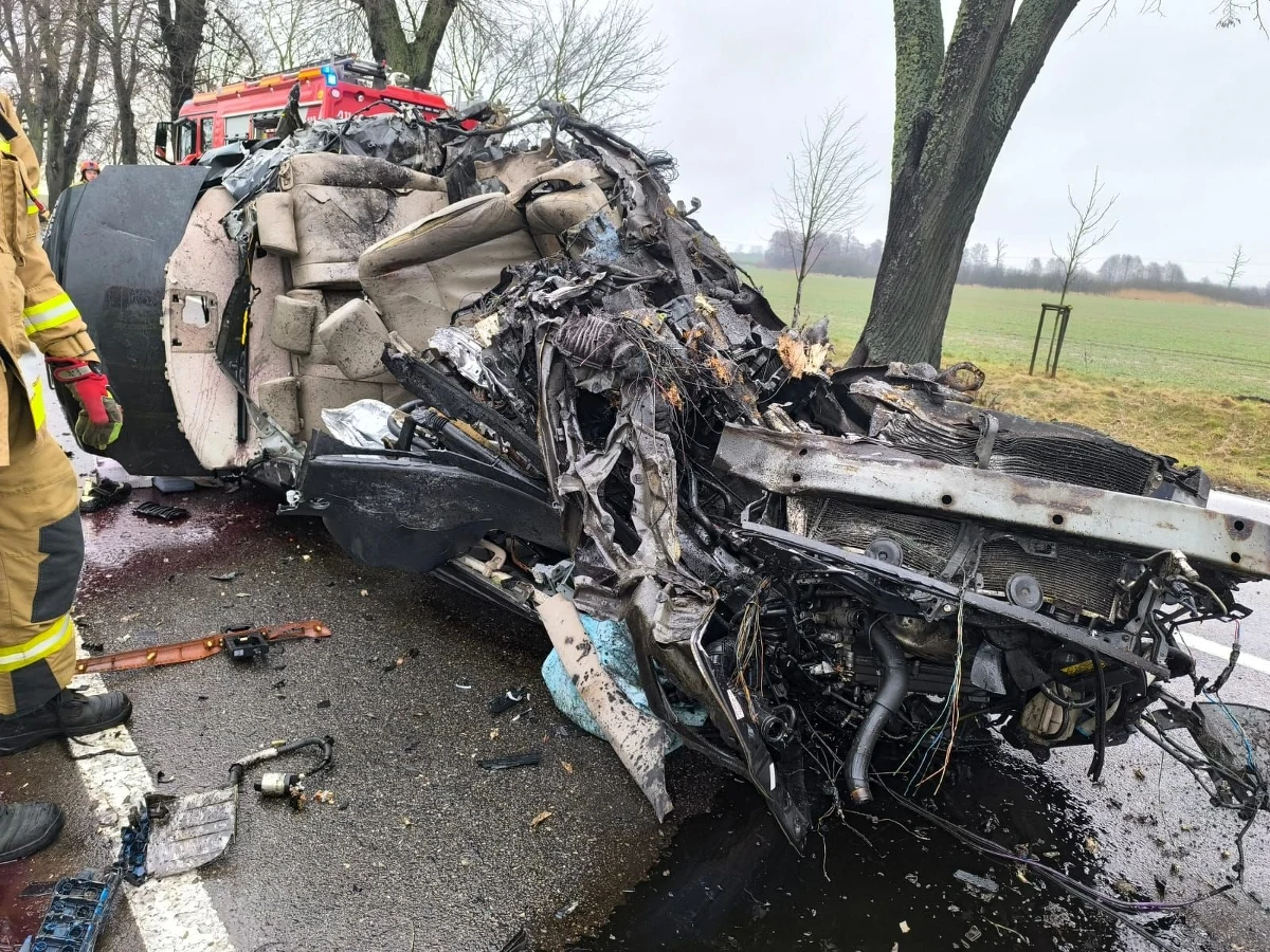 Śmierć na miejscu poniósł kierowca toyoty, który w sobotę rano, na prostym odcinku drogi, zjechał na przeciwległy pas i z impetem uderzył w drzewo. Siła uderzenia była tak duża, że auto - jak określiły służby - zostało rozerwane. Do tragedii doszło w pobliżu miejscowości Młoteczno niedaleko Braniewa w Warmińsko-Mazurskiem. 