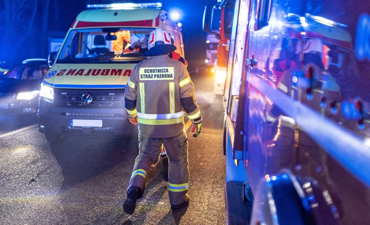 Tragiczny wypadek na drodze ekspresowej S8 w pobliżu Złoczewa w Łódzkiem. Na jezdni w kierunku Warszawy zderzyły się trzy samochody osobowe i ciężarówka. Zginęła jedna osoba, a dwie zostały ranne. Utrudnienia potrwają przynajmniej do południa.