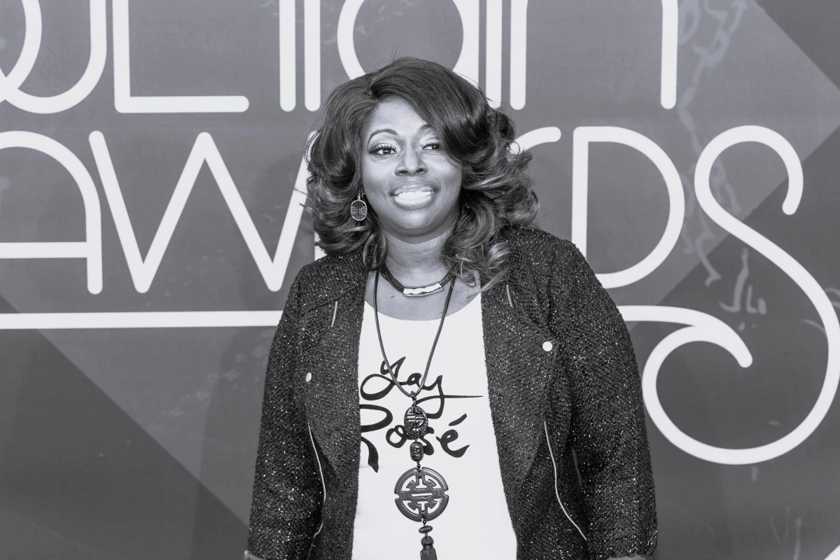 Angie Stone, 63-letnia piosenkarka soul i R&B, zginęła w sobotę wypadku samochodowym. Znana jest z hitów "No More Rain (In This Cloud)" i "Wish I Didn't Miss You". Na przełomie XX i XXI wieku, obok Eryki Badu, Macy Gray i Lauryn Hill, była jedną z kluczowych postaci na scenie muzycznej, łącząc tradycyjny soul ze współczesnym brzmieniem R&B, popem i jazzem fusion.