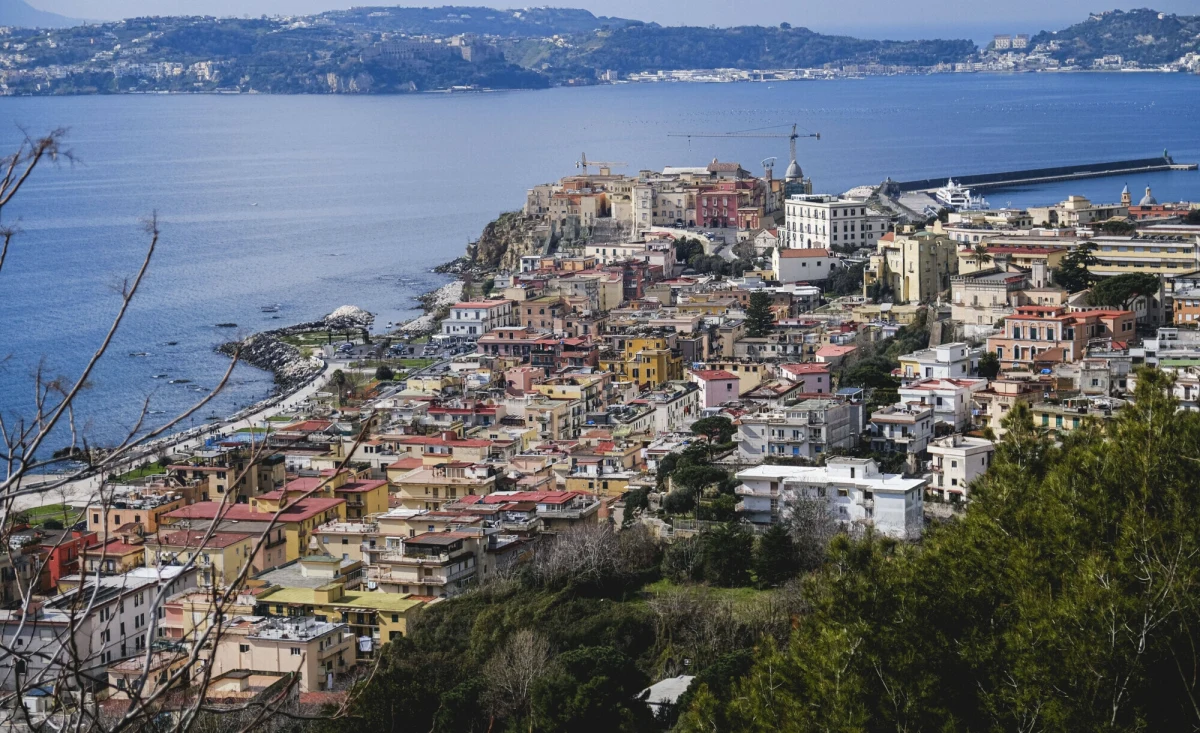 W jednej ze szkół ponadpodstawowych w mieście Pozzuoli na południu Włoch wykryto podwyższone stężenie dwutlenku węgla, w związku z czym zdecydowano o tymczasowym zamknięciu placówki. Pozzuoli znajduje się w sercu Pól Flegrejskich, dużej kaldery wulkanu w pobliżu Neapolu.