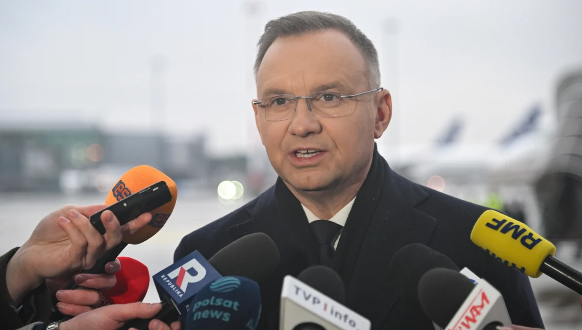 "Niczego nie można wykluczyć, nie potwierdzam, nie zaprzeczam" - tak prezydent Andrzej Duda odpowiedział na pytanie dziennikarzy, czy zamierza zadzwonić do prezydenta Trumpa lub prezydenta Zełenskiego po wczorajszej awanturze w Gabinecie Owalnym. "W moim przekonaniu, jeśli ktoś jest w stanie doprowadzić do zakończenia wojny w Ukrainie, to tylko Stany Zjednoczone mają taki potencjał; nikt inny (...). Nie da się słowami obronić Ukrainy" - stwierdził. "Trzeba wrócić do stołu rozmów, trzeba usiąść do negocjacji, Wołodymir Zełenski powinien wrócić do tego stołu" - dodał.