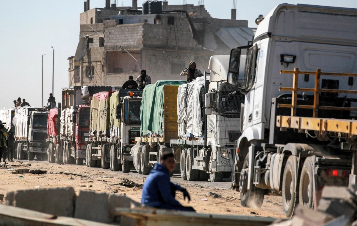 Izrael ogłosił w niedzielę wstrzymanie wszelkiego transportu towarów do Strefy Gazy. Zakaz dotyczy także pomocy humanitarnej. Decyzję tę uzasadniono odrzuceniem przez Hamas propozycji przedłużenia pierwszej fazy zawieszenia broni. Hamas odpowiedział, że to złamanie prawa międzynarodowego i umowy rozejmowej. Tymczasem USA przyspieszają dostawy sprzętu wojskowego do Izraela, uzasadniając to kruchością rozejmu.