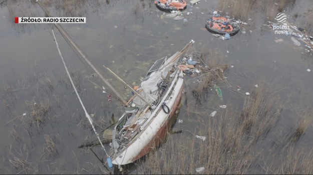 Ciało zabrali, jacht zostawili. W "Wydarzeniach" Szczecin i tragedia, do której doszło na początku roku. Prokuratura wyjaśnia co było przyczyną śmierci mężczyzny, który od 5 lat mieszkał na łodzi. Ta osiadła na mieliźnie i od blisko dwóch miesięcy niszczeje. Czy stwarza zagrożenie dla środowiska i żeglugi, i czy służby w końcu coś zrobią z wrakiem jachtu, to dla "Wydarzeń" ustalał Mateusz Kopyłowicz.