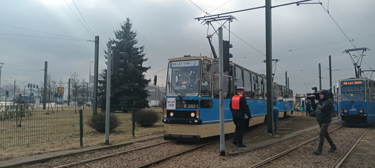 W Krakowie to tramwaj legenda. Słynne "Akwaria" jeżdżą  po mieście już 50 lat. Nie mają klimatyzacji, ani systemu informacji pasażerskiej. W niedzielę MPK zaprosiło miłośników motoryzacji na specjalny, urodzinowy przejazd.