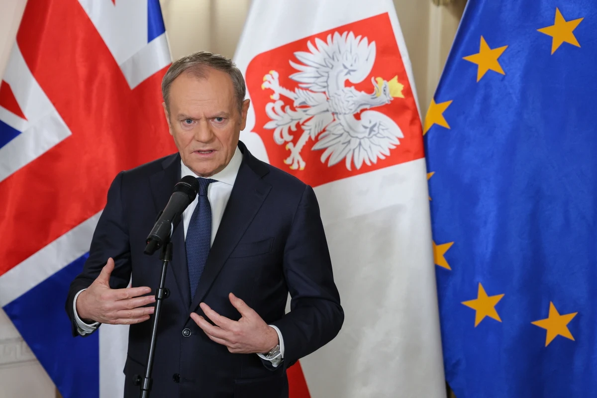 "Najważniejsze jest dzisiaj, abyśmy znaleźli wspólny język i wspólne stanowisko w możliwie jak największej grupie państw. Ważne, by Donald Trump zobaczył, że jak najwięcej państw ma takie samo zdanie" - powiedział premier DOnald Tusk, dodając, że właśnie to wzmocni pozycję negocjacyjną Wołodymyra Zełenskiego. Po niedzielnym szczycie w Londynie podkreślił też, że "absolutnym priorytetem dla całej Europy jest wzmocnienie flanki wschodniej". Dodał, że "Zachód nie zamierza kapitulować przed szantażem Putina". "Chcemy, abyście wiedzieli, że jesteśmy gotowi do obrony demokracji (...). Państwa europejskie muszą natychmiast zwiększyć wydatki na obronę" - mówiła z kolei przewodnicząca Komisji Europejskiej Ursula von der Leyen. Spotkanie europejskich i niektórych światowych przywódców było pokłosiem piątkowej kłótni w Białym Domu w Waszyngtonie, do której doszło między prezydentem USA Donaldem Trumpem a prezydentem Ukrainy Wołodymyrem Zełenskim.