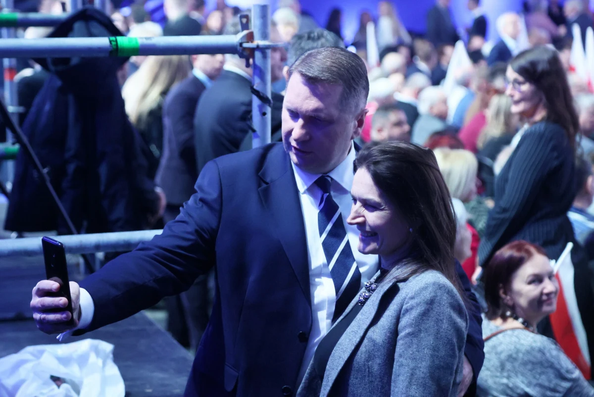 "No, głupek, byśmy powiedzieli, tak się zachował niestety i tu nie ma co owijać słów w bawełnę, tak się zachował prezydent Ukrainy, która jest pod bombami rosyjskimi" - powiedział Przemysław Czarnek, poseł PiS i były minister edukacji w Telewizji wPolsce24 po konwencji programowej Karola Nawrockiego. "Wypowiedź posła Przemysława Czarnka (...) jest "absolutnie niedopuszczalna" - napisał na platformie X ambasador Ukrainy w Polsce Wasyl Bodnar. Dyplomata dodał, że taka wypowiedź uderza m.in. w bezpieczeństwo Polski.