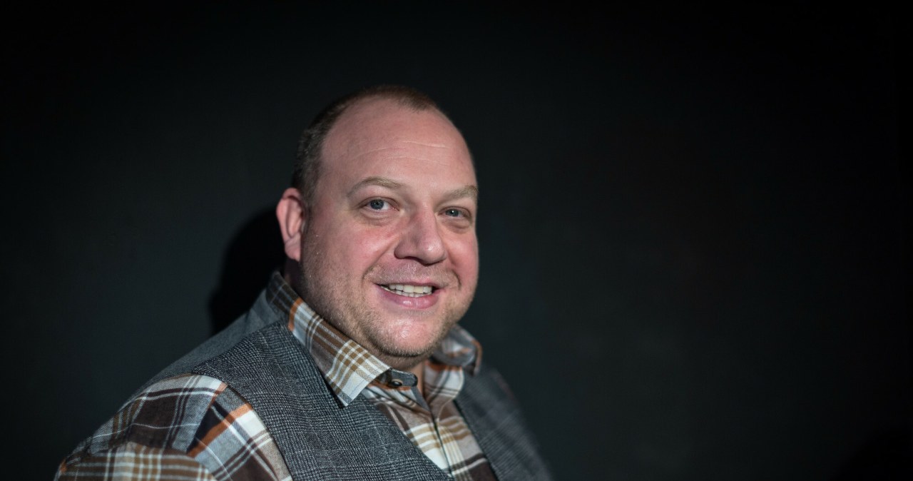 "Podczas snu przestawałem oddychać". Przeszedł już dwie operacje i walczy dalej. Bartłomiej Nowosielski szczerze o chorobie otyłościowej