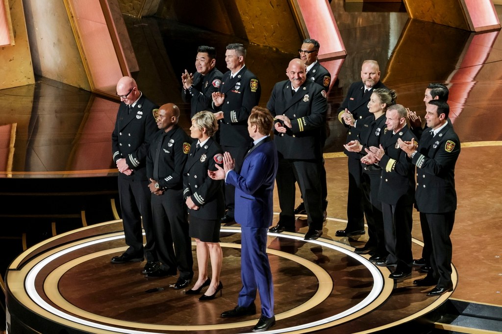 Conan O'Brien ze strażakami / fot. allison dinner / PAP/EPA allison dinner