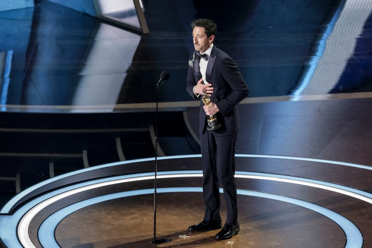 Adrien Brody zdobył drugiego w swojej karierze Oscara za rolę pierwszoplanową. Po wejściu na scenę aktor wygłosił długą i emocjonalną przemowę. Wcześniej jednak wykonał gest, który można najdelikatniej określić jako niezręczny. 