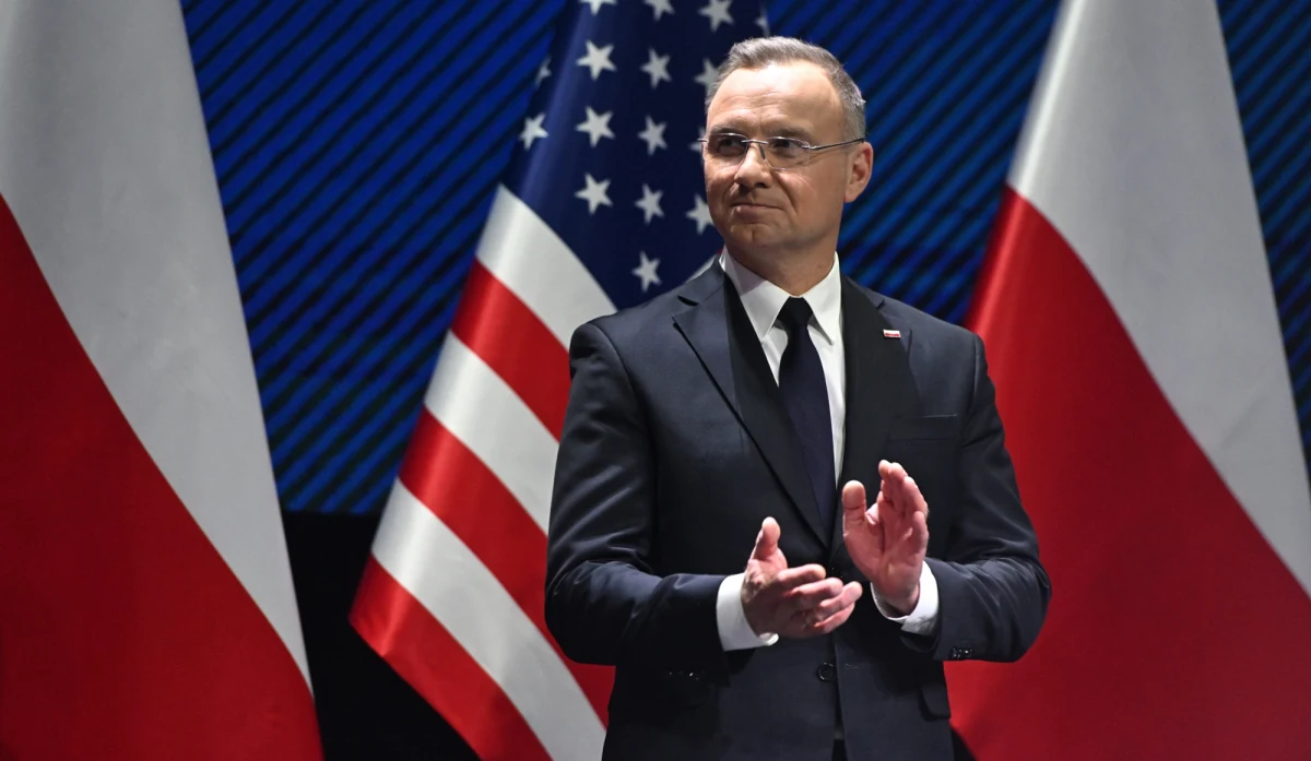 ​"Dziękuję, że nigdy nie zapomnieliście o kraju, z którego pochodzicie" - mówił prezydent Andrzej Duda podczas spotkania z amerykańską Polonią w Chicago. Szef państwa polskiego zauważył, że zawsze ważne było to, by w USA - "mocarstwie, gdzie wielokrotnie decydują się losy świata" - liczono się z głosem Polaków. "I to się dzieje" - dodał, apelując o wspieranie polskich interesów.