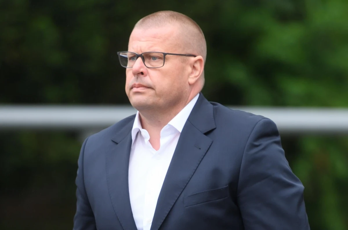 Sąd podjął decyzję o trzymiesięcznym areszcie dla Zbigniewa Maja. Byłemu szefowi policji postawiono zarzuty przestępstw skarbowych, gospodarczych oraz wpływania na przebieg i utrudniania śledztw. Mężczyzna nie przyznał się do zarzucanych mu czynów.