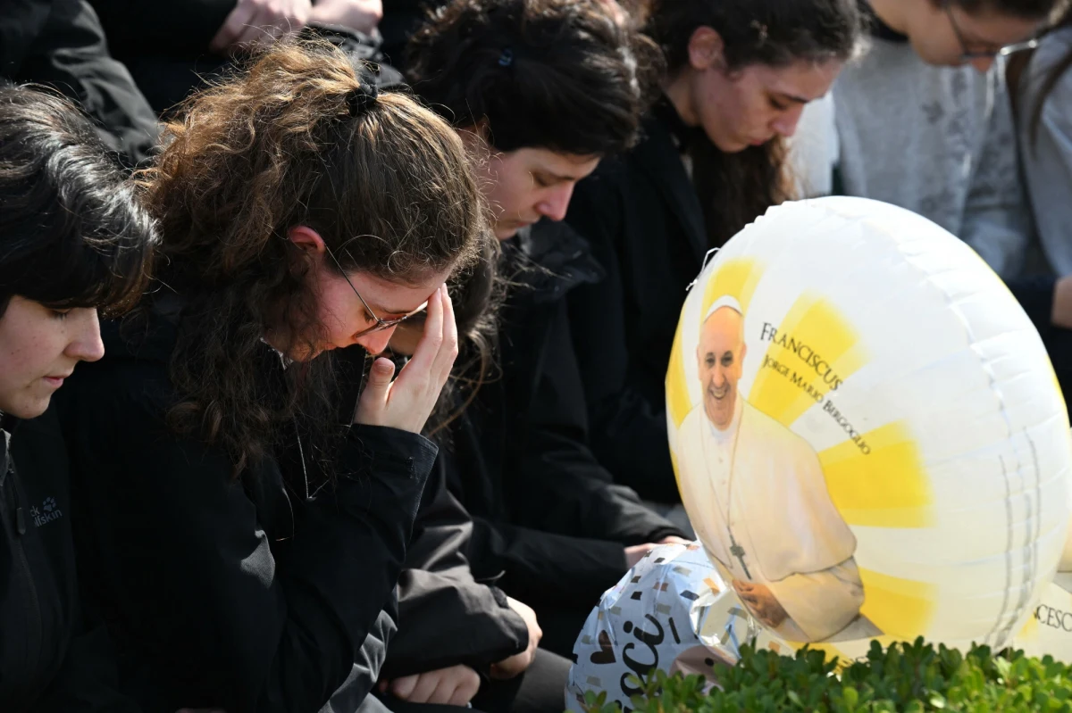"Papież Franciszek dobrze wypoczywał przez całą noc" - ogłosił w porannym komunikacie Watykan. "Stan papieża jest stabilny, a w przebiegu obustronnego zapalenia płuc notuje się naturalną ewolucję" - przekazano dziennikarzom. Poniedziałek jest 18. dniem hospitalizacji Ojca Świętego. Do rzymskiej Polikliniki Gemelli trafił z objawami zapalenia oskrzeli. Po kilku dniach stwierdzono u niego obustronne zapalenie płuc.