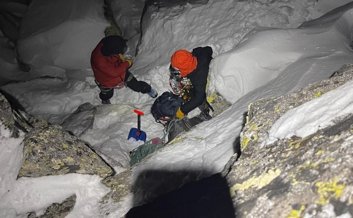 Dwaj polscy wspinacze utknęli na północno-zachodniej ścianie masywu Tępej 2286 m n.p.m w Tatrach. W nocy z niedzieli na poniedziałek uratowała ich słowacka Horská záchranná služba (HZS).