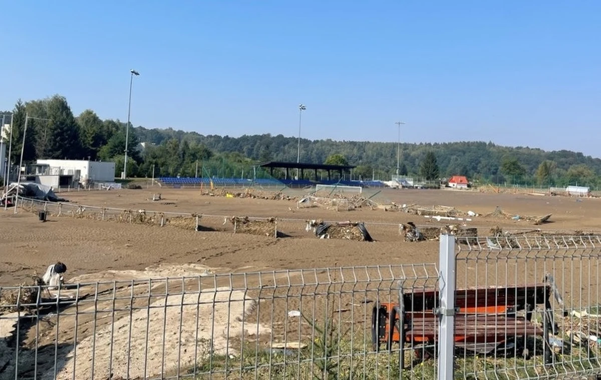 Potwierdzają się informacje RMF FM. Rząd przeznaczy pieniądze na odbudowę infrastruktury sportowej na terenach popowodziowych. Na odbudowę obiektów sportowych zostanie przeznaczonych 400 mln zł – poinformował w poniedziałek w Stroniu Śląskim minister Marcin Kierwiński. Z tej kwoty resort sportu przeznaczy ok. 35 mln zł na odbudowę w mieście stadionu i krytego basenu.