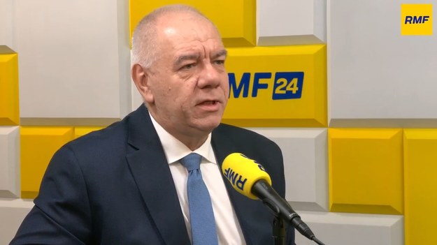 "Każdy, tylko nie Rafał Trzaskowski" - stwierdził w Porannej rozmowie w RMF FM Jacek Sasin, odpowiadając na pytanie, na kogo zagłosowałby w drugiej turze wyborów prezydenckich, jeśliby znaleźli się w niej kandydat Koalicji Obywatelskiej i Szymon Hołownia. Poseł PiS stwierdził, że to scenariusz rodem z filmu science-fiction. Dodał, że Polska pod rządami Donalda Tuska nie zmierza w dobrym kierunku. "Trzeba ją na dobry kierunek nawrócić i to może zrobić tylko Karol Nawrocki" - powiedział.