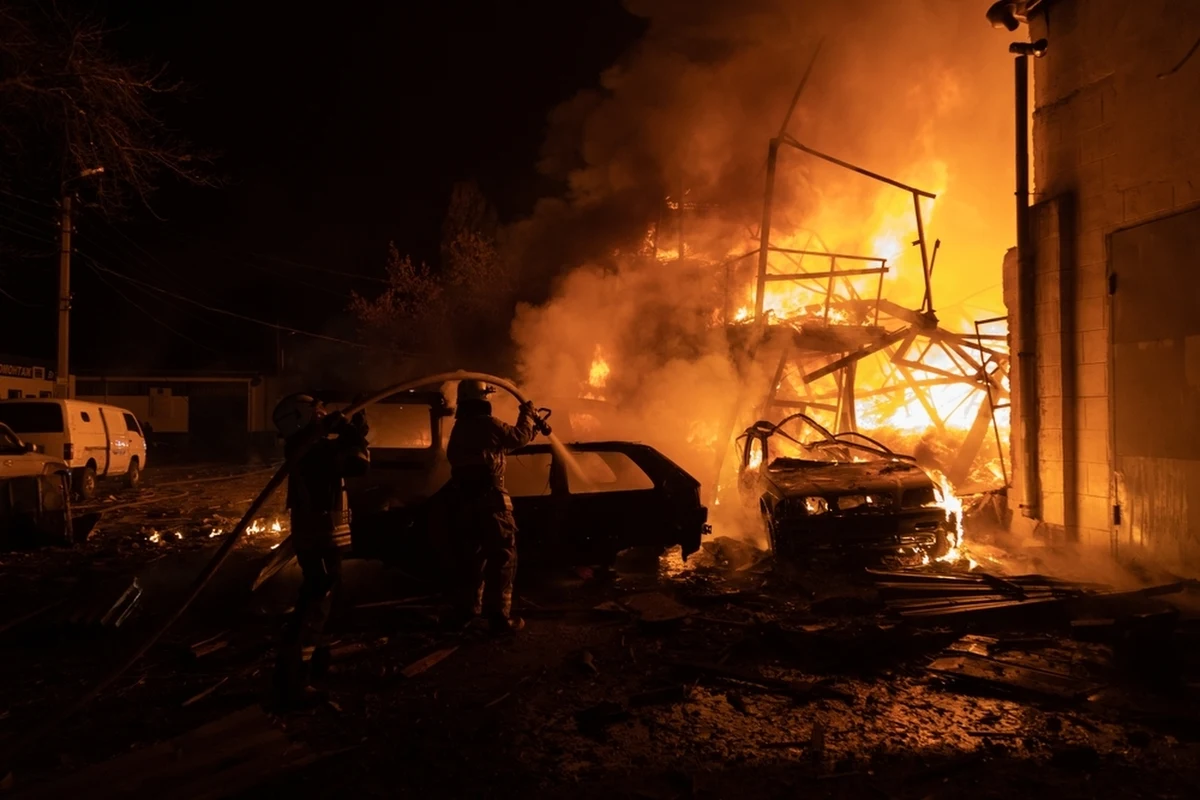Ukraińskie Siły Zbrojne informują o katastrofalnym w skutkach rosyjskim ataku na jeden z ukraińskich poligonów. W wyniku uderzenia dronem zginąć mogło nawet kilkudziesięciu żołnierzy, a około stu prawdopodobnie zostało rannych. Dowódca wojsk lądowych Ukrainy mówi o skandalu i konieczności ukarania winnych.