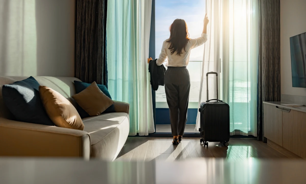 Kobiety coraz częściej decydują się na samotne wyprawy. Jest wiele destynacji, które takim podróżom szczególnie sprzyjają. Jednym z takich miejsc są Helsinki, które uznano za najlepsze miasto dla kobiet podróżujących solo. Na piątym miejscu w zestawieniu uplasowała się Warszawa.