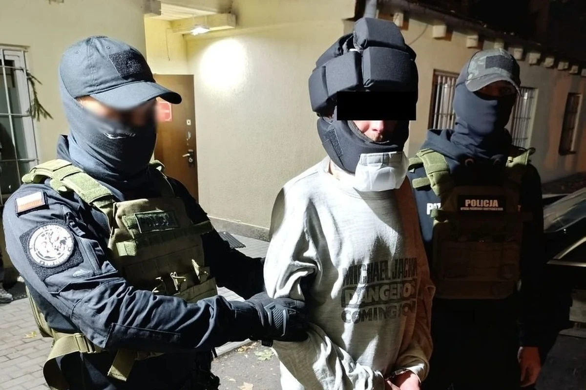 Prokuratura Okręgowa w Zamościu oskarżyła 34-letniego Bartłomieja B. o zabicie brata i ojca. Chodzi o podejrzanego, który później uciekł ze szpitala psychiatrycznego. Policja schwytała go po 10 dniach. Grozi mu dożywocie. Do zbrodni doszło w lipcu ub. roku w Zagumnie na Lubelszczyźnie.