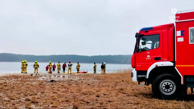 Nie żyje 34-letni mężczyzna, którego ciało służby znalazły w Jeziorze Świętajno w Brajnikach na Mazurach. Wiadomo, że dzień wcześniej mężczyzna wyszedł od znajomego i nie wrócił już do domu.Materiał dla "Wydarzeń" przygotował Robin Jesse. 