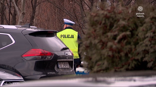 Pijana 50-latka za kierownicą gruchota. Policjanci w Jastrzębiu Zdroju zatrzymali kompletnie pijaną kobietę, która nie tylko prowadziła pod wpływem, ale i bez prawa jazdy. Auto, którym jechała nie przeszłoby badania technicznego. Zamiast kierunkowskazu miało wkręconą śrubę.Materiał dla "Wydarzeń" przygotowałą Anna Wietrzyk.