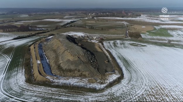 Mieszkańcom Lubiechowa Górnego na Pomorzu Zachodnim wyrosła hałda śmieci wyższa niż miejscowy kościół. Widać ja nawet z... kosmosu. Wysypisko już półtora roku temu miało zostać wygaszone i zrekultywowane, ale do dziś tylko się powiększa.Materiał dla "Wydarzeń" przygotował Wojciech Gaweł.