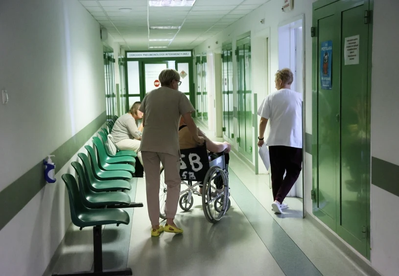 Resort zdrowia chce ograniczyć pensje lekarzy. "Dążenie do prywatyzacji"