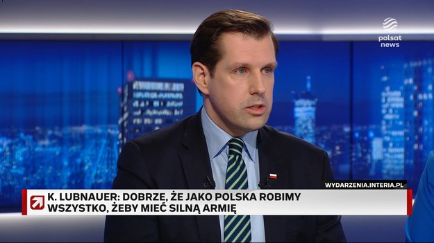 Amerykański politolog polskiego pochodzenia Andrew Michta (Atlantic Council) w wywiadzie dla portalu Defence24.pl stwierdził, że w Polsce "nikt nie zdaje sobie sprawy, jak poważna jest sytuacja". "Polska w obecnej sytuacji geopolitycznej świata ryzykuje utratą suwerenności" - zaznaczył. "Mnie dziwi, że Polska nie ma człowieka w Waszyngtonie w randze ambasadora. To, że rząd w takiej sytuacji nie może usiąść z prezydentem Andrzejem Dudą i dogadać się, jest trudne do zrozumienia" - stwierdził Michta. Katarzyna Lubnauer przypomniała, że jej stosunek do budowy przez Dudę relacji z Trumpem był pozytywny, ale jednocześnie zaznaczyła, że obsadzenie ambasady w Waszyngtonie jest też jego odpowiedzialnością. Podkreśliła, że za ocean musi zostać oddelegowany Bogdan Klich. - Dla mnie jest oczywiste, że wszyscy na całej scenie politycznej musimy bardzo poważnie rozmawiać o bezpieczeństwie Polski i wyłączyć ją z kwestii związanych z codziennym sporem - powiedziała. Bocheński z kolei podkreślił, że "obie strony muszą znaleźć takie nazwisko, które nie budzi antypatii w żadnym obozie i po prostu wysłać tego ambasadora". - Niekoniecznie to musi być pan Klich, bo nie chodzi o "politykę w krótkich spodenkach", kto ma większe ambicje. Tu chodzi o załatwianie polskich spraw - podkreślił europoseł PiS. Bocheński przyznał, że zgadza się z Michtą, a sytuacja dla Polski jest "bardzo, bardzo poważna". - Kierownictwo państwa polskiego niezależnie, kto tam zasiada, kto jest premierem, prezydentem, ministrem obrony powinno 24 godziny na dobę prawować w tym momencie - powiedział. Podkreślał, że nie statystyki, tylko prawdziwe zdolności bojowe mają znaczenie. - My musimy sprowadzić odpowiednią ilość sprzętu, wyposażyć żołnierzy, przygotować plany, ćwiczyć. Dlatego, że znajdujemy się w sytuacji, w której Putin chce realizować imperialne ambicje - tłumaczył Bocheński.