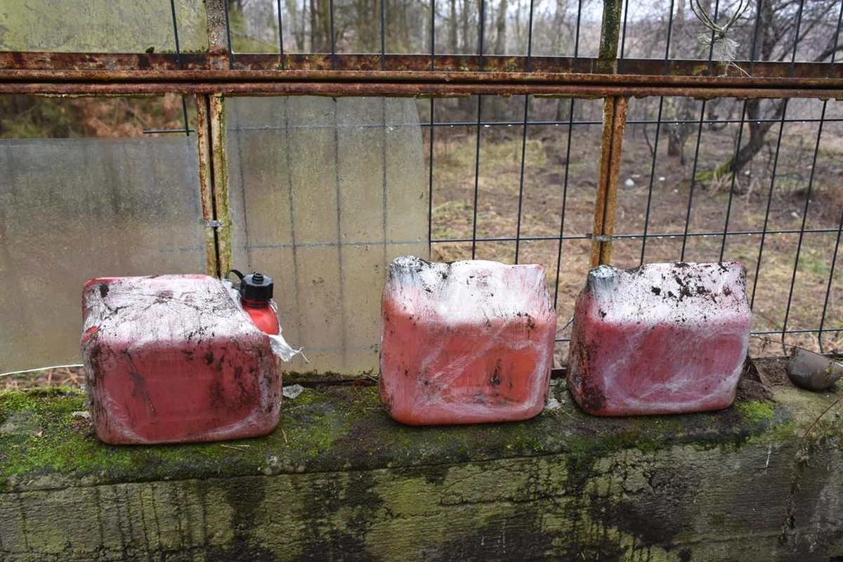 Policjanci z Nidzicy (woj. warmińsko-mazurskie) odkryli na jednej z posesji w powiecie mławskim około 100 kilogramów różnego rodzaju substancji sypkich i płynnych, narkotyków oraz środków służących do ich produkcji. Zatrzymano 51-latka, który już usłyszał zarzuty i trafił do aresztu na 3 miesiące. Grozi mu kara nawet 12 lat więzienia.