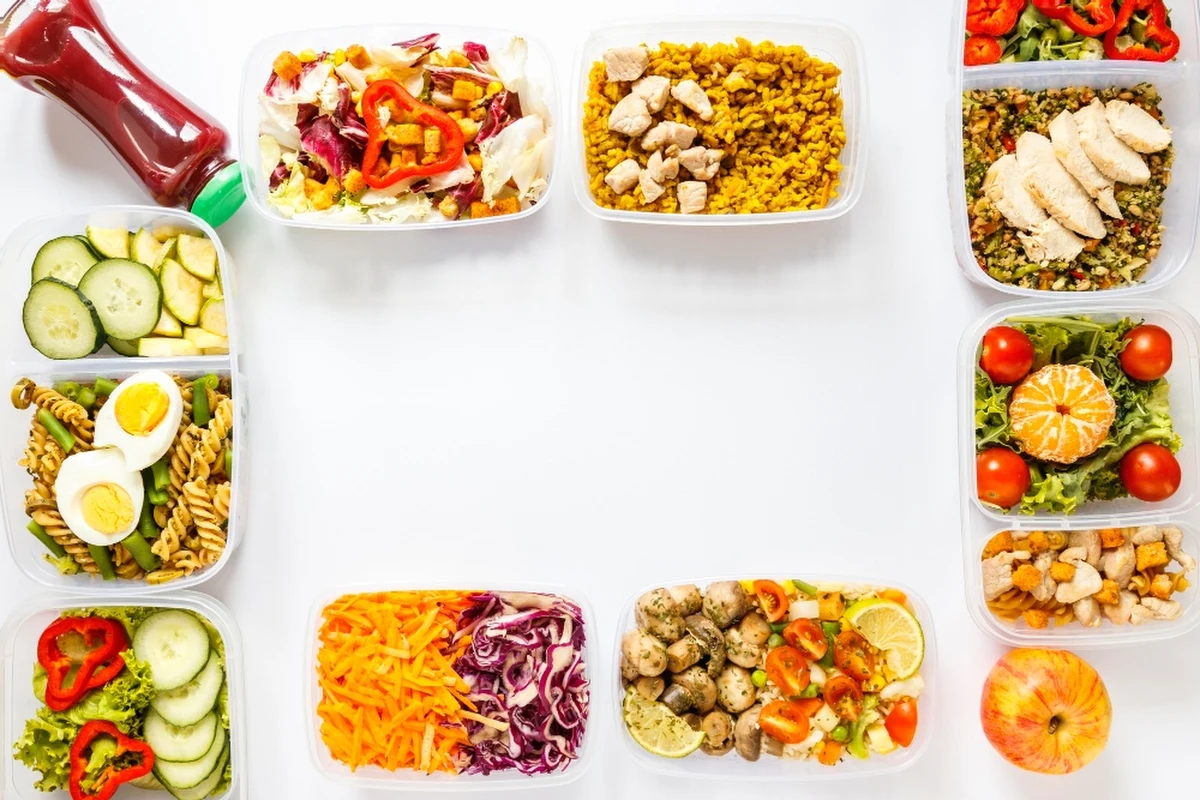 Zdrowe odżywianie staje się coraz ważniejszym elementem codziennego życia wielu osób. W dobie szybkiego tempa życia, rosnącej świadomości na temat wpływu diety na zdrowie oraz potrzeby oszczędzania czasu, coraz więcej mieszkańców Łodzi decyduje się na catering dietetyczny. To wygodne rozwiązanie pozwala na zachowanie zdrowych nawyków żywieniowych bez konieczności codziennego gotowania.