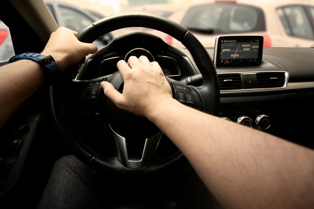 "Nie ma usprawiedliwienia dla sytuacji, gdzie miarą jest bezpieczeństwo i ochrona zdrowia oraz życia" - przekazuje w mediach społecznościowych gmina Sztutowo na Pomorzu. Chodzi o film, na którym widać, jak pasażer samochodu podchodzi do kierowcy innego auta i zaczyna się z nim bić. Gmina Sztutowo potwierdza, że agresywny mężczyzna to sołtys Kątów Rybackich.