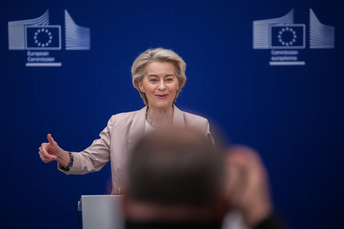 "Europa jest gotowa na znaczne zwiększenie wydatków na obronność" - zapewniła na konferencji prasowej Ursula von der Leyen. Szefowa Komisji Europejskiej przekazała, że Unia zaproponuje nowy instrument o wartości 150 miliardów euro, który pozwoli państwom członkowskim zaciągać pożyczki na inwestycje zbrojeniowe. 