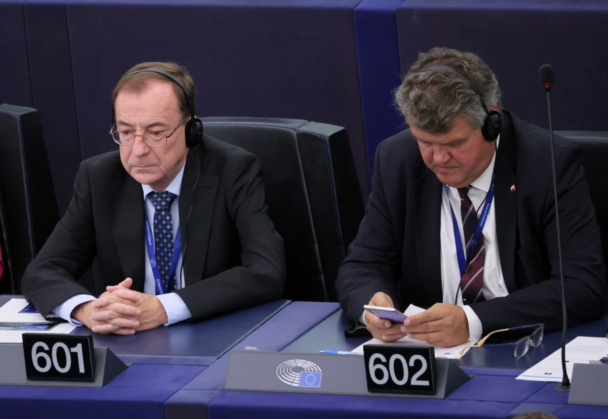 Mariusz Kamiński i Maciej Wąsik nie stawili się we wtorek przed komisją śledczą ds. Pegasusa. Politycy PiS-u wcześniej zapowiedzieli to w mediach społecznościowych. Komisja przyjęła wnioski o kary dla nich. Z kolei były szef CBA Ernest Bejda poinformował, że sąd nie uwzględnił wniosku komisji śledczej o ukaranie go karą grzywny oraz przymusowe doprowadzenie przez policję na wtorkowe przesłuchanie.