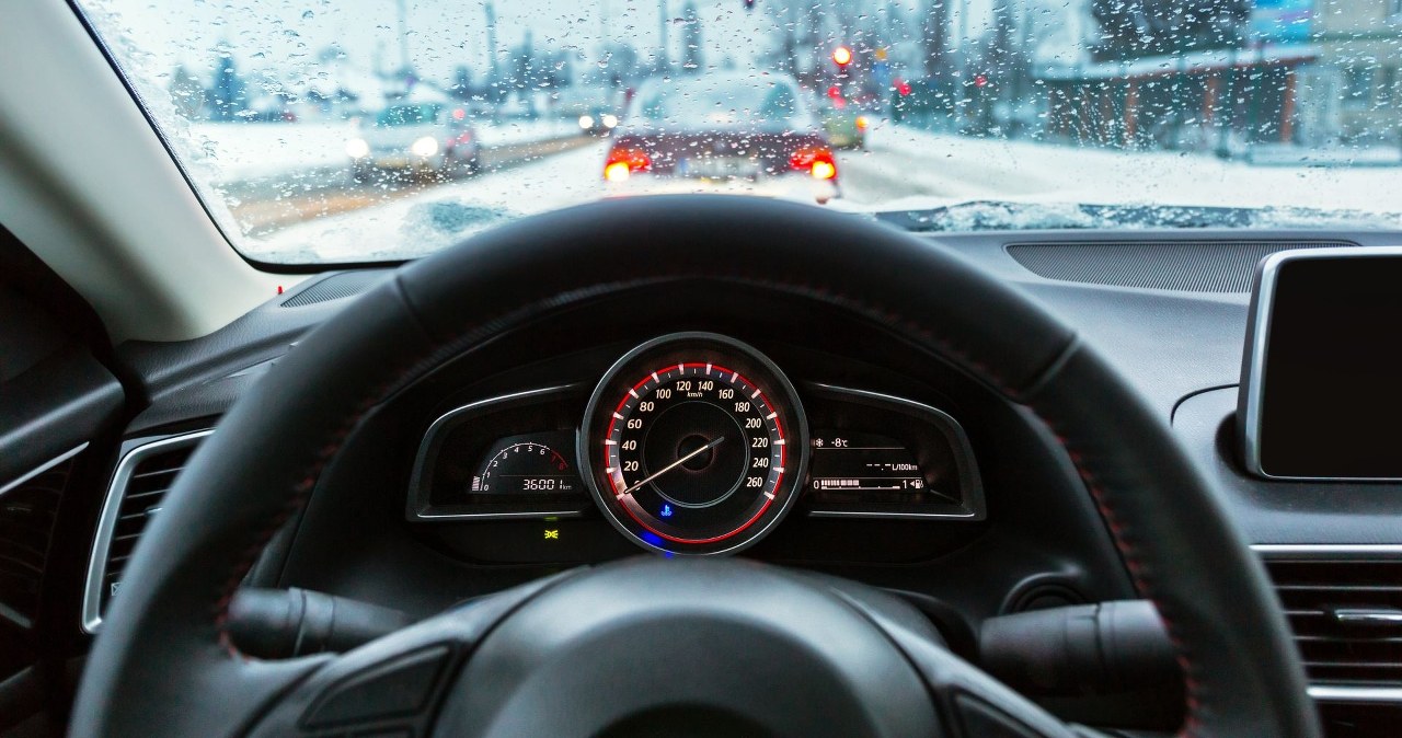 Jazda na tempomacie zimą może mieć poważne konsekwencje. Nigdy tego nie rób