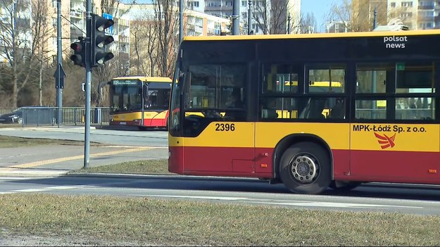 Dwóch mężczyzn podróżowało na tylnym zderzaku autobusu w Łodzi. Wszystko nagrywał kierowca jadący za autobusem, który film wrzucił do sieci.Materiał dla "Wydarzeń" przygotowała Nela Krysztofowicz. 