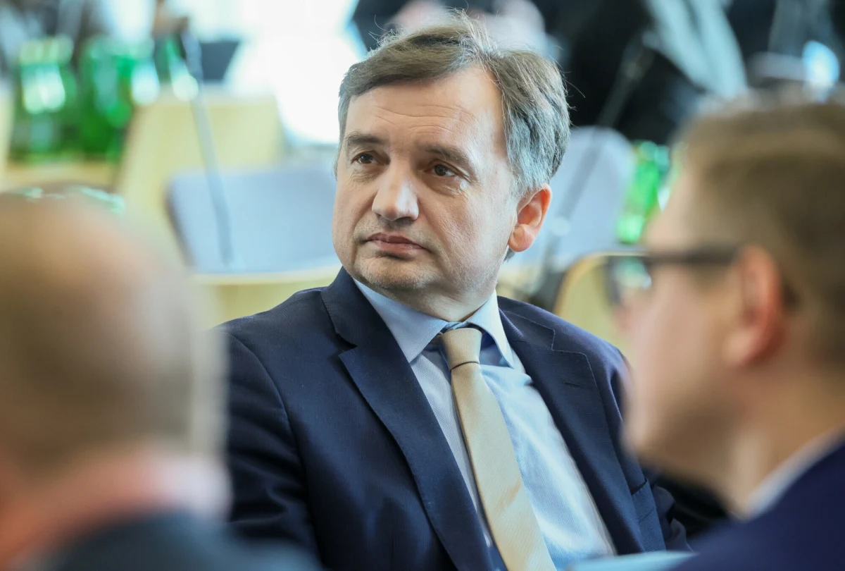 Do Sądu Okręgowego w Warszawie wpłynął dziś wniosek o zastosowanie aresztu wobec Zbigniewa Ziobry w celu przesłuchania go przed komisją śledczą ds. Pegasusa. Informację w mediach społecznościowych przekazała Magdalena Sroka, przewodnicząca komisji śledczej.