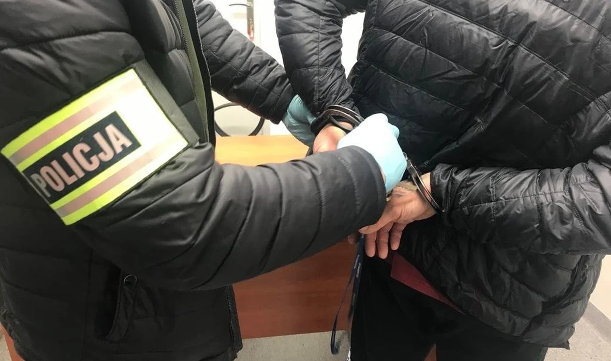 Do 3 lat więzienia grozi 40-latkowi, który został zatrzymany do kontroli w Brudzowicach na Śląsku. Uwagę funkcjonariuszy zwrócił tym, że jechał środkiem jezdni. Okazało się jednak, że "na koncie" ma trzy dużo poważniejsze występki. 