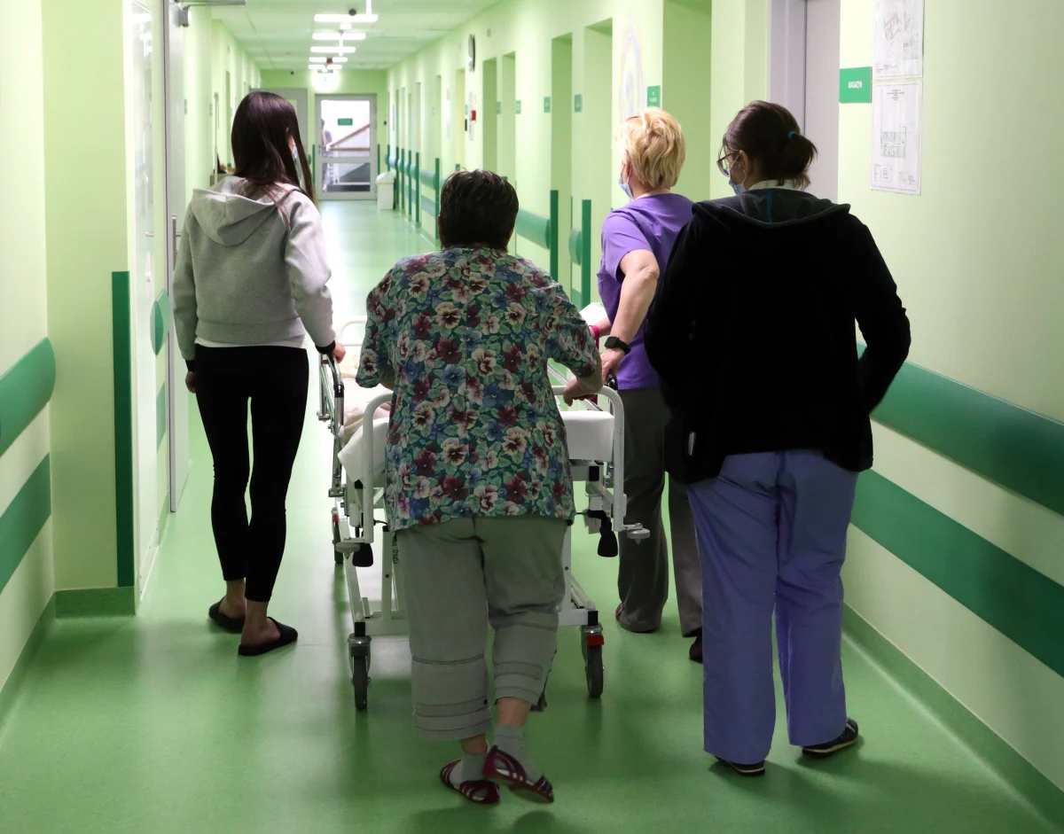 Aż 78 proc. pielęgniarek i położnych było ofiarą agresji w pracy - wynika z danych przekazanych we wtorek przez Ogólnopolski Związek Zawodowy Pielęgniarek i Położnych. Prawie 100 proc. badanych było zaś świadkiem agresywnych zachowań. Okazuje się, że negatywnemu zjawisku nie bardzo można zaradzić, ponieważ nie ma do tego odpowiednich procedur.