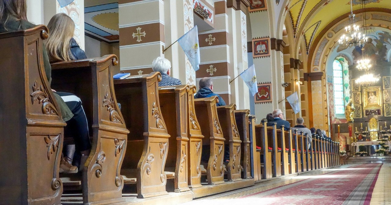 Wyjątkowe msze za zmarłych. 30 dni modlitwy z rzędu