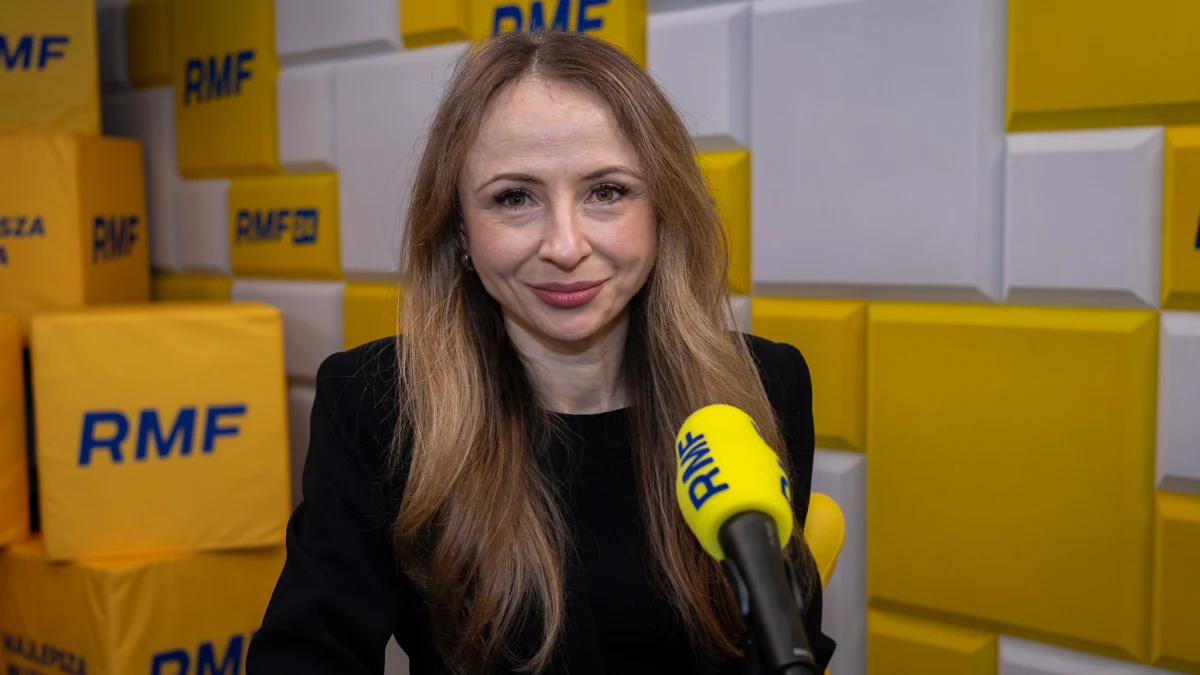 "Nie ma planu podnoszenia wieku emerytalnego. Chcemy zachęcać osoby starsze do dłuższej aktywności na rynku pracy. Zachęcamy pracodawców, m.in. do skracania czasu pracy" – mówiła w Porannej rozmowie w RMF FM Agnieszka Dziemianowicz-Bąk, minister rodziny, pracy i polityki społecznej, posłanka Nowej Lewicy. W jej resorcie, jak zapewniła, nie toczą się żadne prace na temat programu 800+.