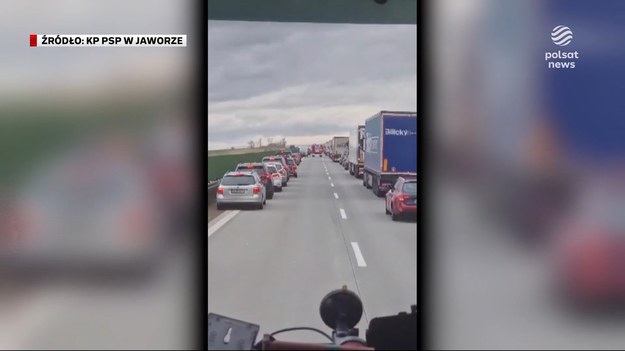 Na autostradzie A4 zachowanie na piątkę. Chwalą je strażacy i pokazują film. A na nim wzorowy korytarz życia i dowód, że jednak umiemy. Dzięki temu pomoc do rannego w wypadku mężczyzny dotarła na czas. O cennych sekundach i ocenie kierowców. O szczegółach Ewelina Dernoga.