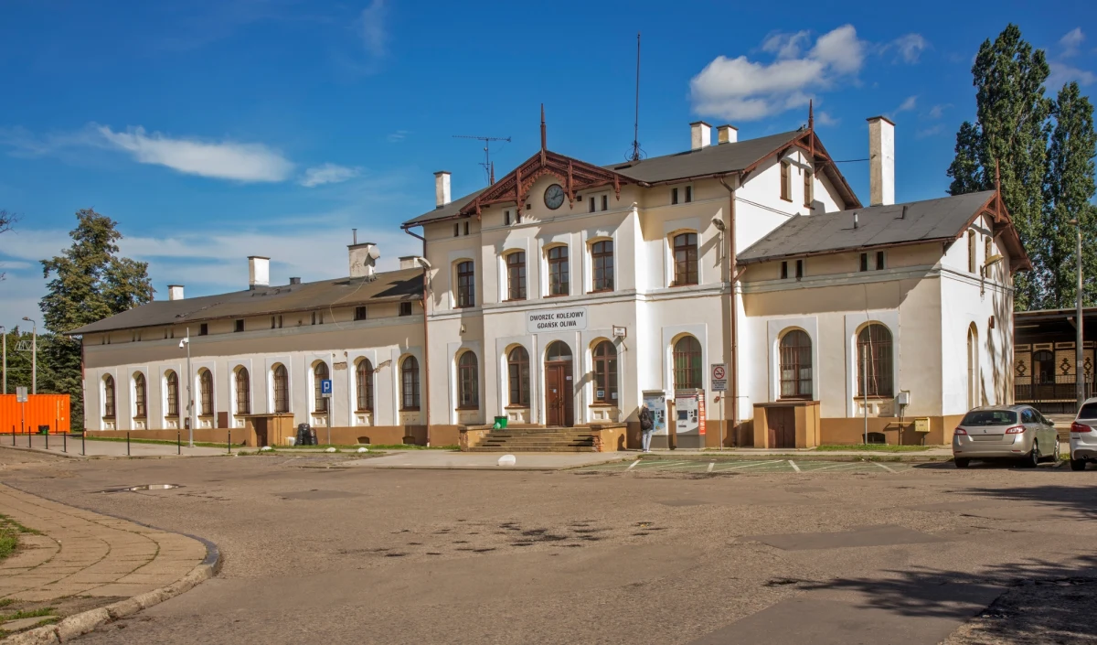 Pomorski Wojewódzki Konserwator Zabytków wpisał do rejestru zabytków zespół dworca kolejowego w Gdańsku Oliwie. Wśród objętych ochroną obiektów są m.in. peron dalekobieżny, tunel, wejścia na perony, nastawnia i plac przydworcowy.

