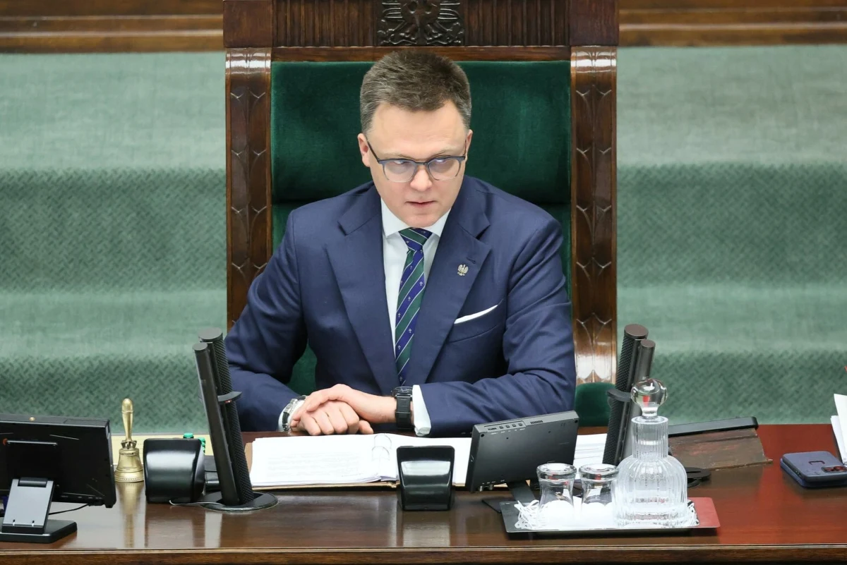 "Po oświadczeniu prezydenta Trumpa i zapowiedzi przewodniczącej von der Leyen zdecydowałem o wyjątkowym przedłużeniu posiedzenia Sejmu o jeden dzień" - napisał Szymon Hołownia. Marszałek Sejmu dodał, że w piątek, bezpośrednio po powrocie premiera Donalda Tuska ze szczytu w Brukseli, poprosi go o przekazanie informacji o bezpieczeństwie państwa i ustaleniach ze spotkania. 