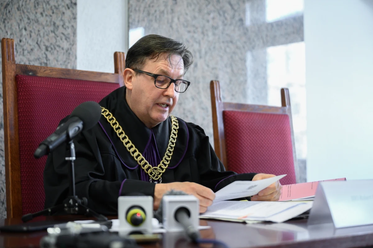 Na cztery lata pozbawienia wolności skazał we wtorek Sąd Okręgowy w Poznaniu Bartosza Ż., który w styczniu 2024 r. doprowadził do wypadku na przejeździe kolejowym w Budzyniu. Zginęło wówczas dwóch kolejarzy.