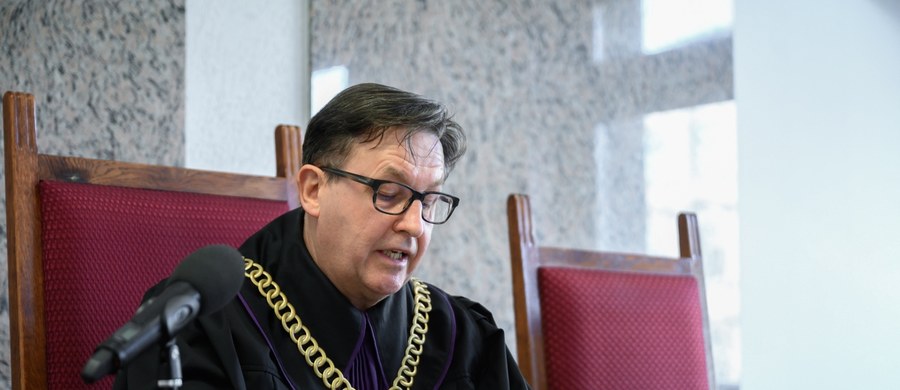 Na cztery lata pozbawienia wolności skazał we wtorek Sąd Okręgowy w Poznaniu Bartosza Ż., który w styczniu 2024 r. doprowadził do wypadku na przejeździe kolejowym w Budzyniu. Zginęło wówczas dwóch kolejarzy.