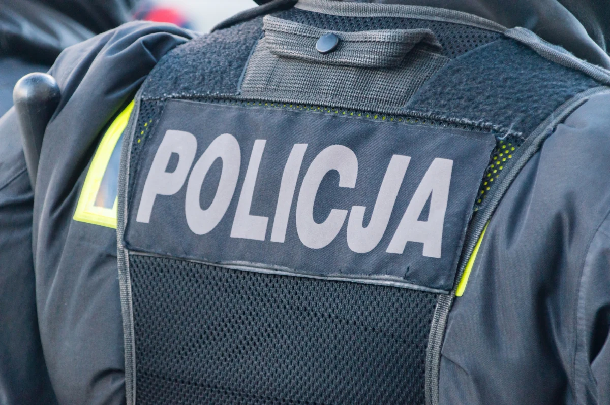 Próbował zabić policjantów z nienawiści - takie były motywy działania 30-latka, który w niedzielę w Łodzi strzelał do mundurowych - dowiedziała się dziennikarka RMF FM Agnieszka Wyderka. W bałuckiej prokuraturze mężczyzna usłyszał zarzuty: napaści na funkcjonariuszy oraz grożenia im.